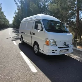 Nissan Urvan 2010