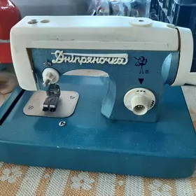 Машинка швейная