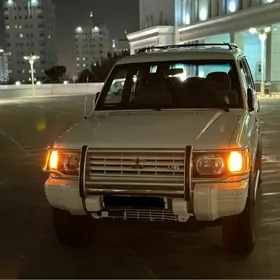 Mitsubishi Montero 1995