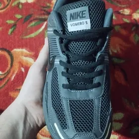 Nike vomero 5