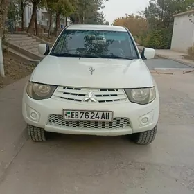 Mitsubishi L200 2013