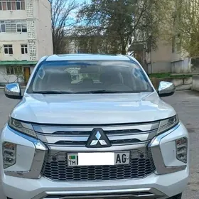 Mitsubishi Pajero 2020