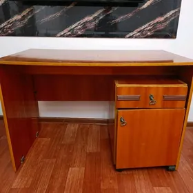 Стол с тумбочкой