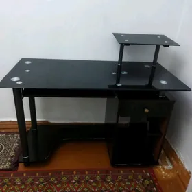 письменный и компьютерный стол