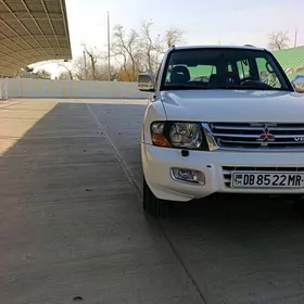 Mitsubishi Pajero 2001