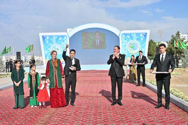 Täze ýylyň öňýanynda Aşgabat we Mary şäherlerinde täze ýaşaýyş jaý toplumlary açyldy