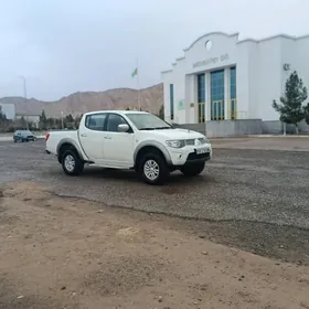 Mitsubishi L200 2011