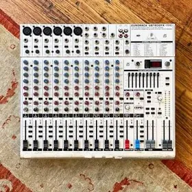 Toy pult behringer 1832