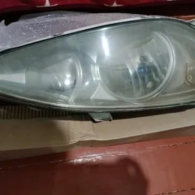 Taÿota kemriniñ öñ farlary