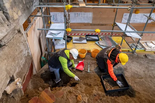 Arheologlar Wezuwiniň külüniň aşagynda gömlüp galan willada täze kaşaň freskalary tapdylar