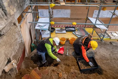 Arheologlar Wezuwiniň külüniň aşagynda gömlüp galan willada täze kaşaň freskalary tapdylar