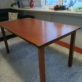 Стол и три стулья