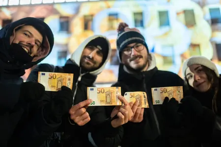 Болгария официально перешла на евро