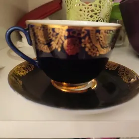 фарфоровые чашки с блюдцами