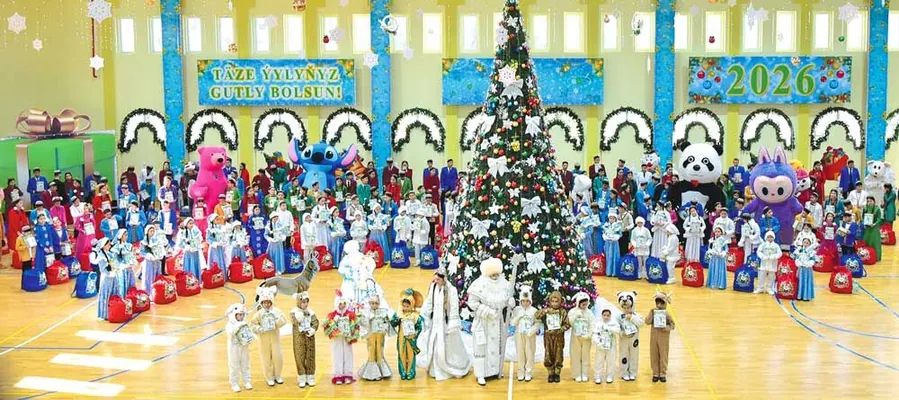 Детям Дворца «Döwletliler köşgi» вручили новогодние подарки