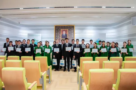 Halkara senagatçylar we telekeçiler uniwersiteti 12-nji synp okuwçylarynyň arasynda iňlis dilinden bäsleşik geçirdi