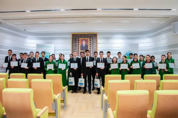 Halkara senagatçylar we telekeçiler uniwersiteti 12-nji synp okuwçylarynyň arasynda iňlis dilinden bäsleşik geçirdi