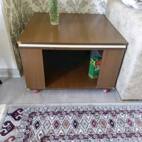 Столик на колёсиках.