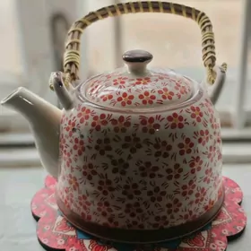 Чайник новый и конфетница