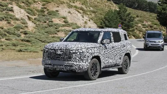 Mitsubishi syrly bir modeliň tizerini görkezdi: ol täze Pajero bolup biler