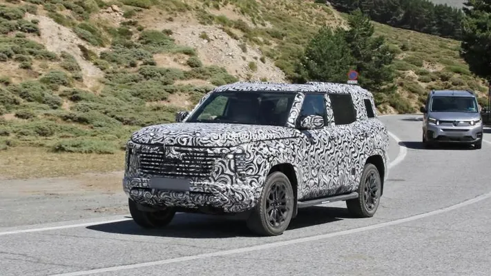 Mitsubishi syrly bir modeliň tizerini görkezdi: ol täze Pajero bolup biler