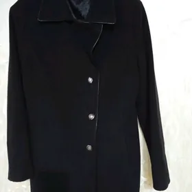 Чёрное полупальто