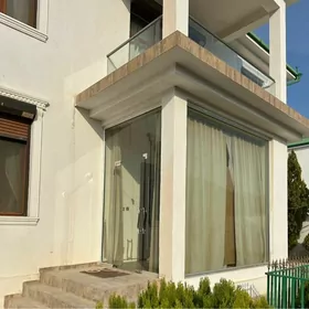 Aýna gapy we başgalar