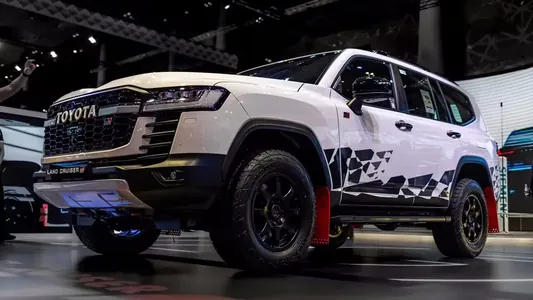 Täze Toyota Land Cruiser 300 gibridi Lexus LX500d Luxury-dan gymmat bolar