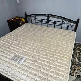 Двуспальная кровать