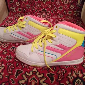 Продаю обувь