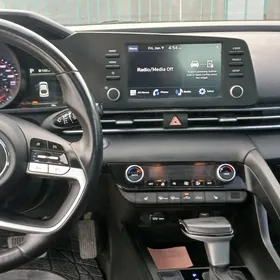 Hyundai Elantra 2022