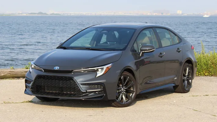 Corolla bilen Camry-ni ABŞ-da "ýere degirmän" alýarlar: 2025-nji ýyl satuwlar boýunça rekord goýdy