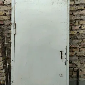 Железная Дверь