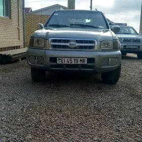 Nissan Pathfinder 2000