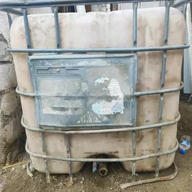 Пластмассовый бак для воды