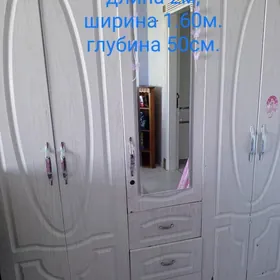 шкаф , ковер и занавеска