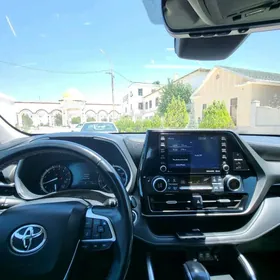 Toyota Highlander 2021