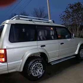 Mitsubishi Pajero 1992