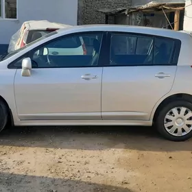 Nissan Tiida 2011