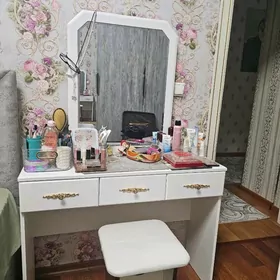 комод с зеркалом