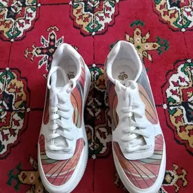 Красовки женские.