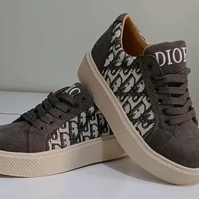 Кроссовки женские