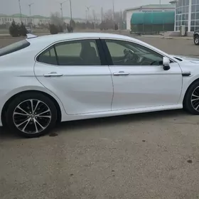 Toyota Camry Hybrid 2021