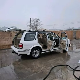 Nissan Pathfinder 1999