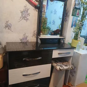 комод с зеркалом