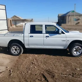 Mitsubishi L200 2004