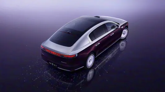 Huawei-iň sedany Hytaýyň premium awtoulag bazarynda Porsche, BMW we Maybach-dan öňe geçdi