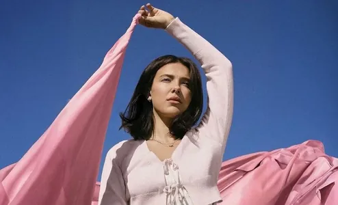 Звезда «Очень странных дел» Милли Бобби Браун запустила собственный бренд одежды