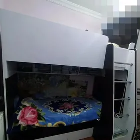 Двухяростный кровать