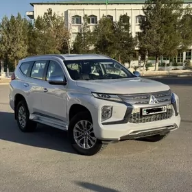 Mitsubishi Pajero 2020